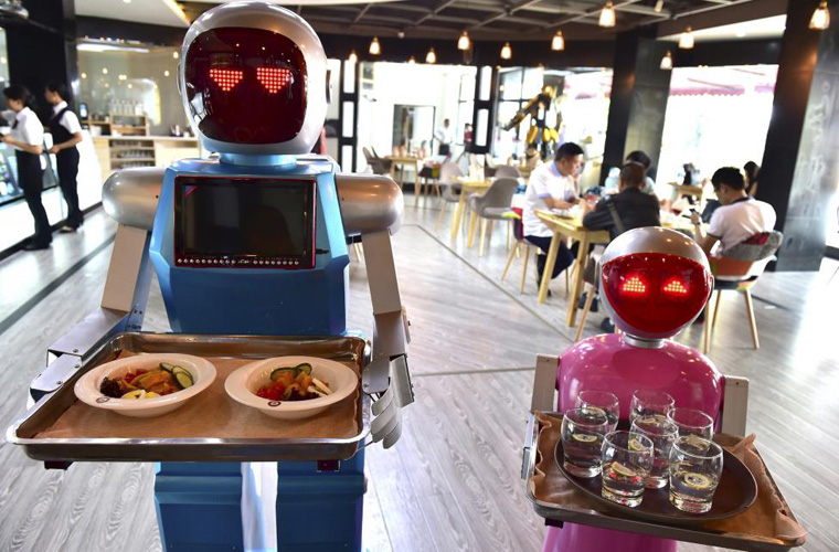 ربات های کمک کننده به انسان